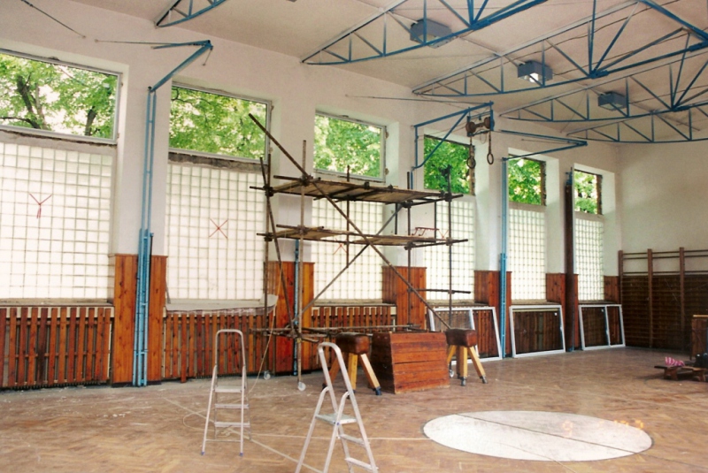 Opravy interiérov, striech a fasád 25 škôl, Košice 2003-2005