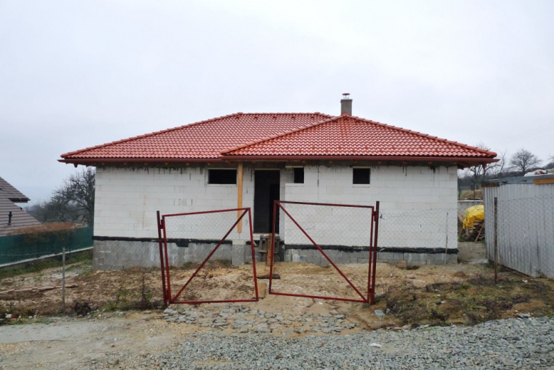 Projekty / Rodinný dom Bungalov - hrubá stavba, Beniakovce, 2012